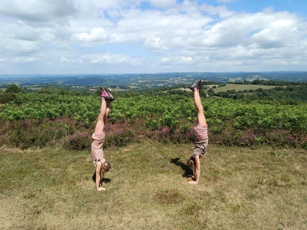 Myrthe en Jiske Bos op de Mont Gargan in Frankrijk Handstand LS