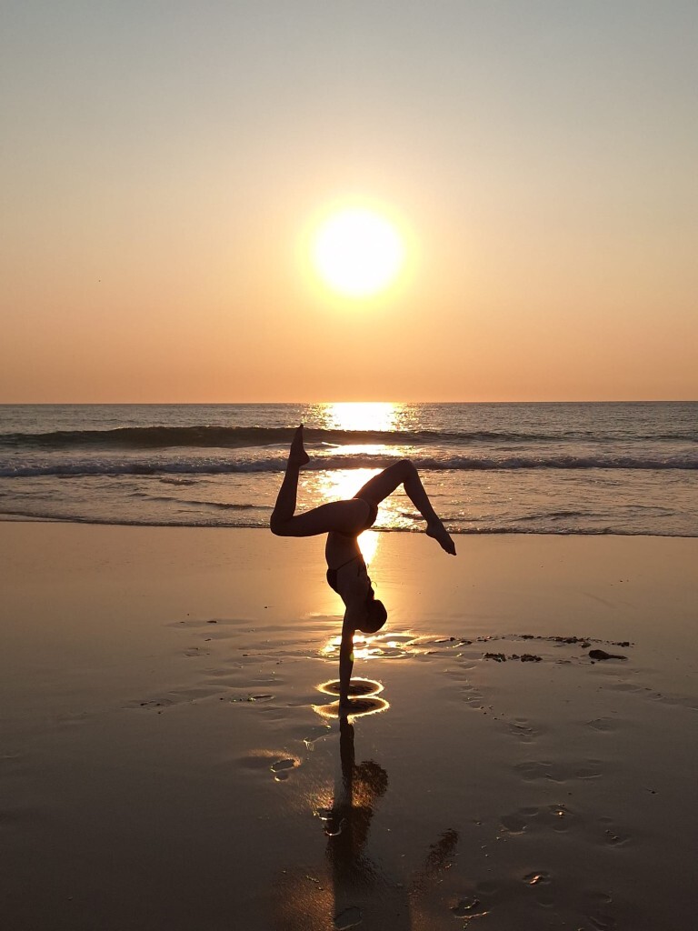 femke j handstand PT