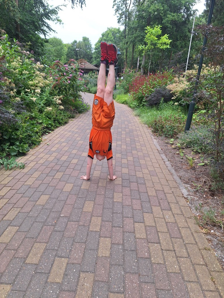 noah c handstand LS